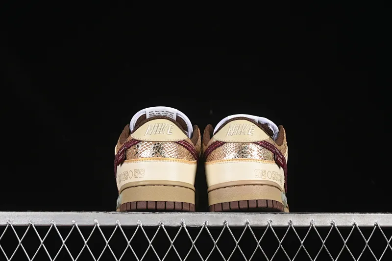 All Categories Nk SB Dunk Series Nk SB Dunk Low Low-top sneakers Nike Dunk Low "Surfaces In Brown And Sail" Panda Prank CNY Year of the Snake Shedding dust to welcome gold Golden snake holding wealth Low-top casual sneakers DD1503-124